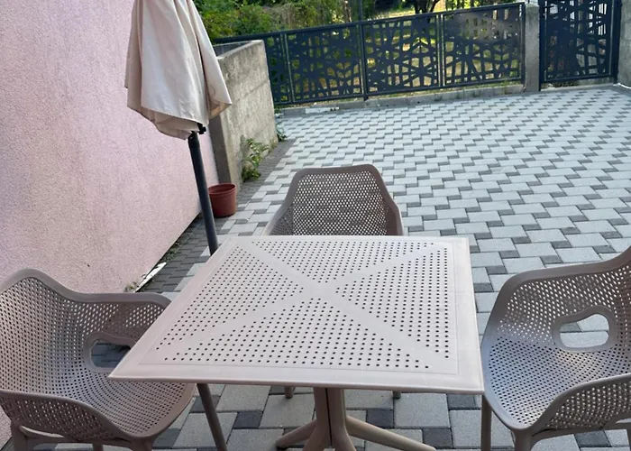 Nur With Garden Appartement